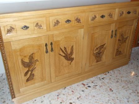 Vista general de mueble de salón tallado